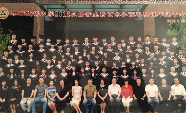 黄宏全家福罕见曝光，25岁女儿颜值超高