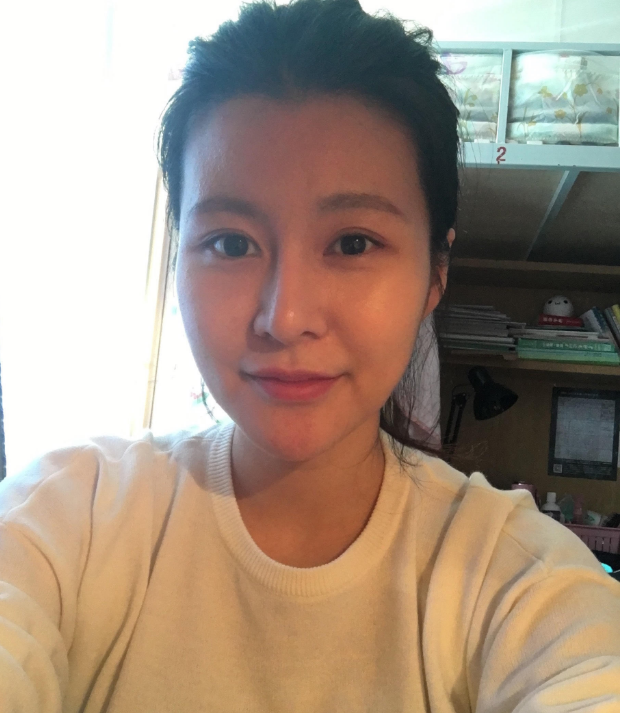 黄宏全家福罕见曝光，25岁女儿颜值超高