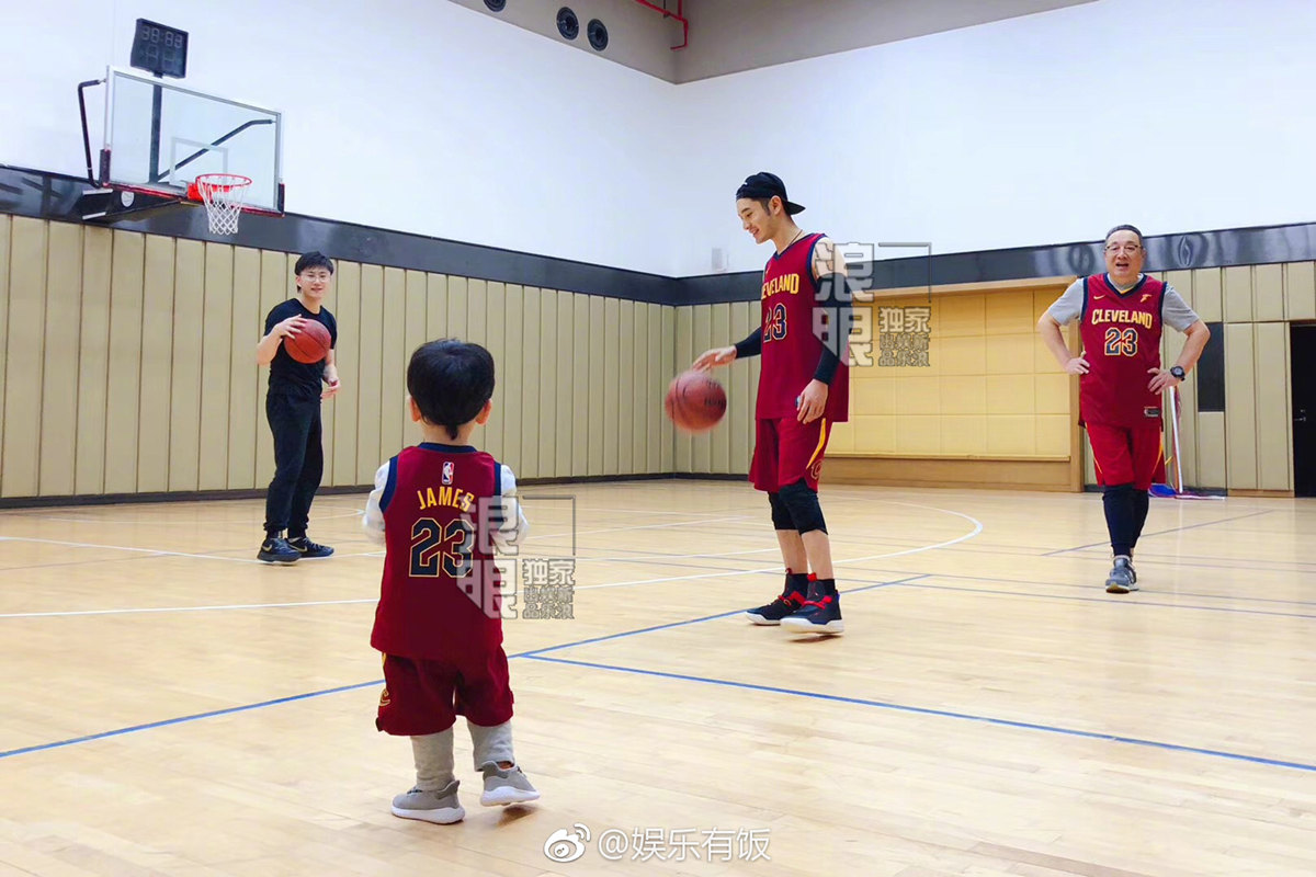 黄晓明和儿子打篮球,小海绵的头发吸引了所有人的注意!