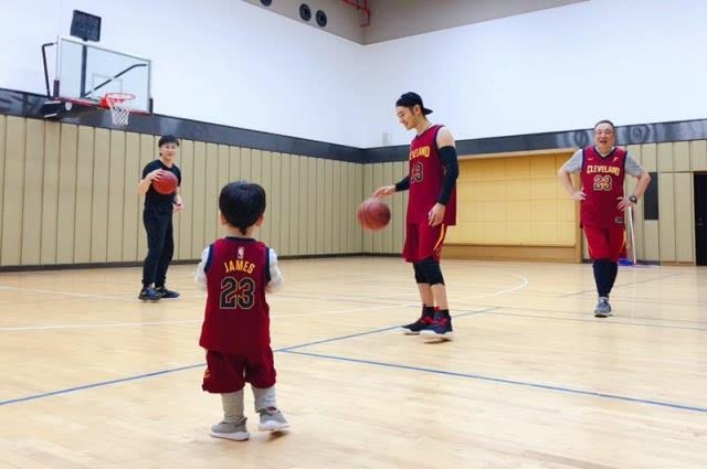 小海绵最新照曝光！三代同堂打篮球，黄晓明跟儿子同框画面超萌