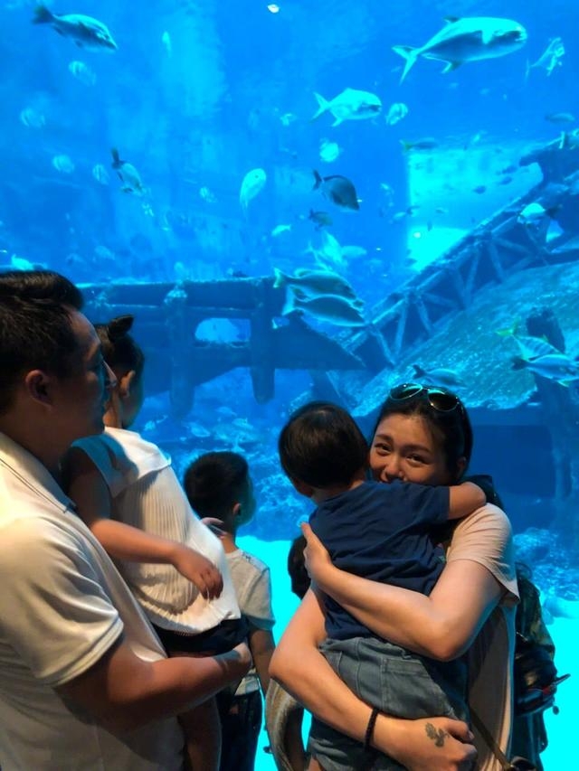 大S晒素颜照称与汪小菲约会充满罪恶感，赶紧吃完冲回家抱孩子