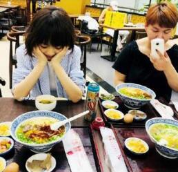 鲁豫这是又瘦了？脖子上的青筋吓到网友