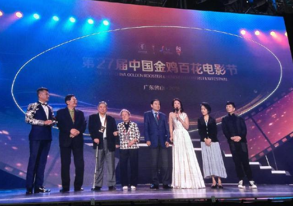 央视刘芳菲第4次主持金鸡百花电影节晚会,白色