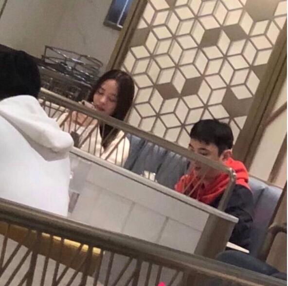 王思聪和新网红吃饭,网友:送女友臭豆腐店就又换人了?