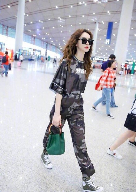 戚薇烫了个发像换头,手机壳却意外抢镜