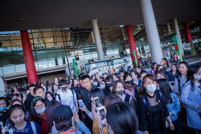 明星读粉丝信时反应千奇百怪 吴宣仪也太搞笑了吧