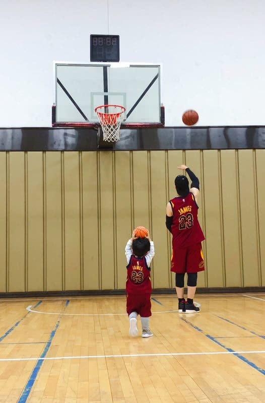 小海绵最新照曝光！三代同堂打篮球，黄晓明跟儿子同框画面超萌