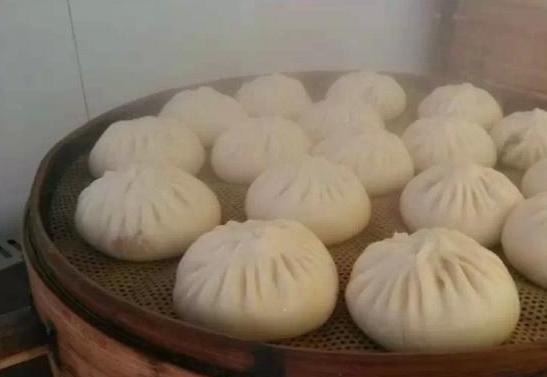 凭良心用好料,做卫生包子让他的日营业收入近3000元