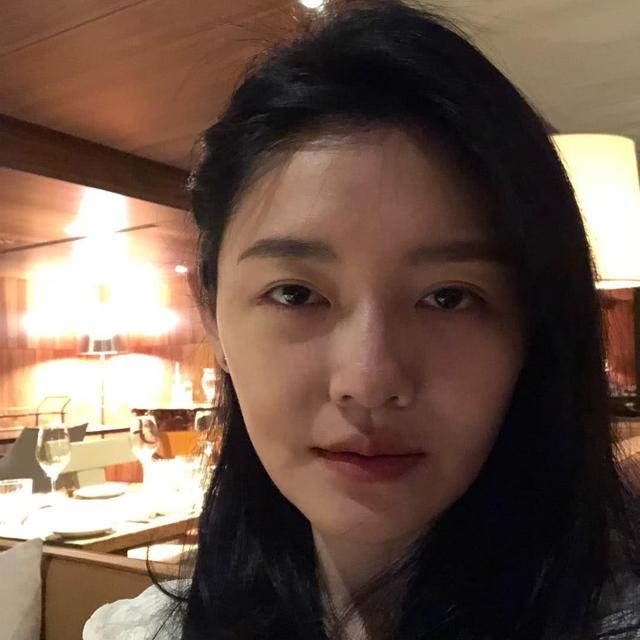 对于大s的问题,粉丝们纷纷发表自己的意见,劝她要多享受夫妻生活.
