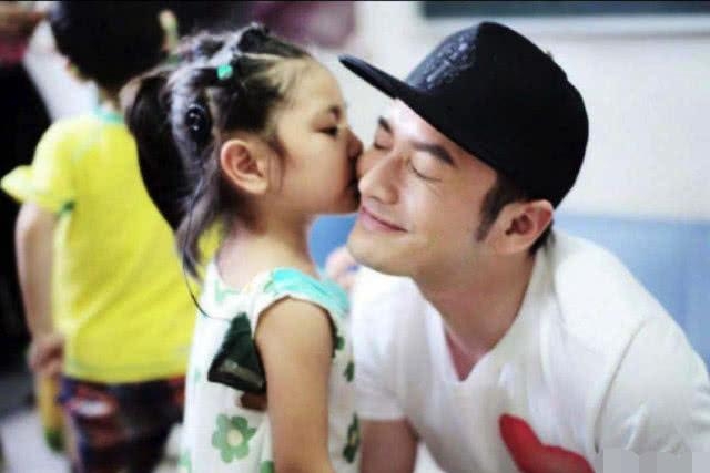 小海绵最新照曝光！三代同堂打篮球，黄晓明跟儿子同框画面超萌