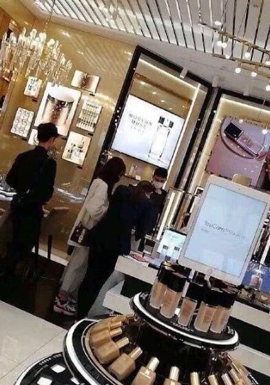 王思聪和新网红吃饭,网友:送女友臭豆腐店就又换人了?