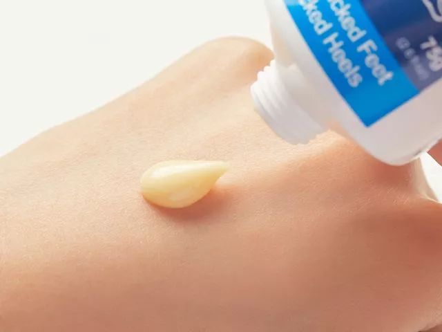 小编妈妈亲测：每天涂一涂，干裂的脚后跟全好了