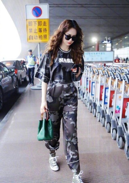 戚薇烫了个发像换头,手机壳却意外抢镜