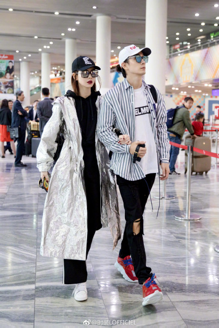 戚薇烫了个发像换头,手机壳却意外抢镜