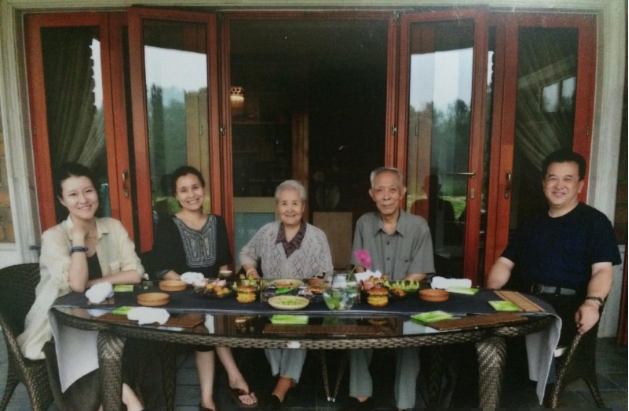 黄宏全家福罕见曝光，25岁女儿颜值超高