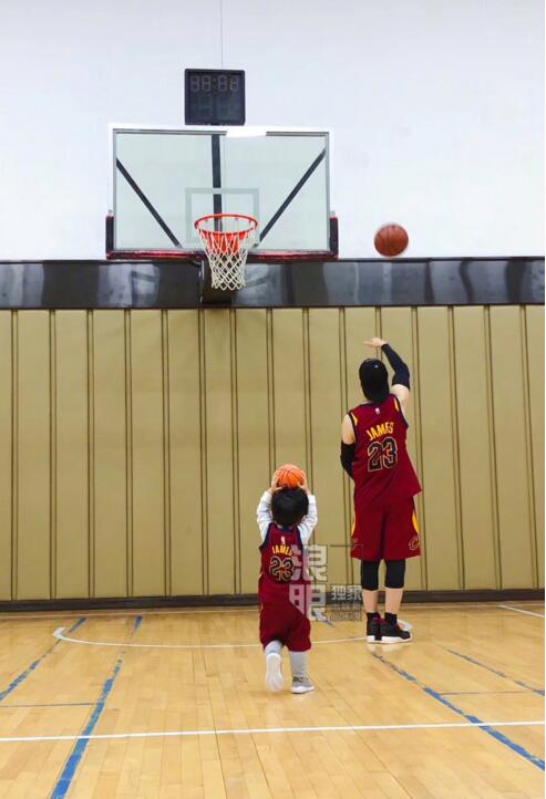 黄晓明和儿子打篮球,小海绵的头发吸引了所有人的注意!