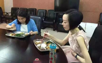 鲁豫这是又瘦了？脖子上的青筋吓到网友