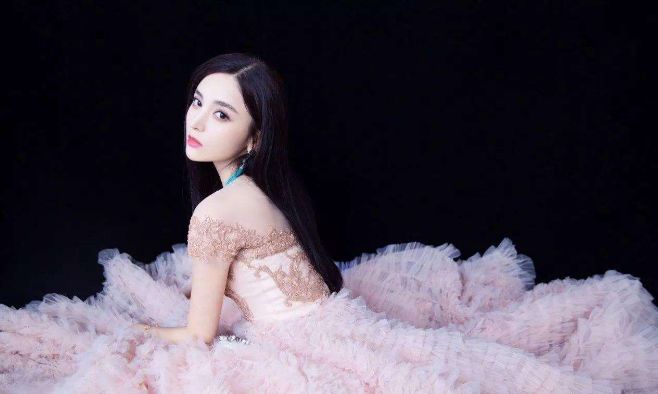 继佟丽娅热巴娜扎后 她一舞成名成“新疆四美”