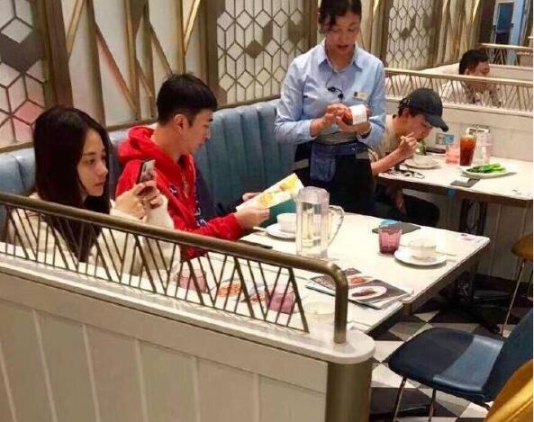 王思聪和新网红吃饭,网友:送女友臭豆腐店就又换人了?