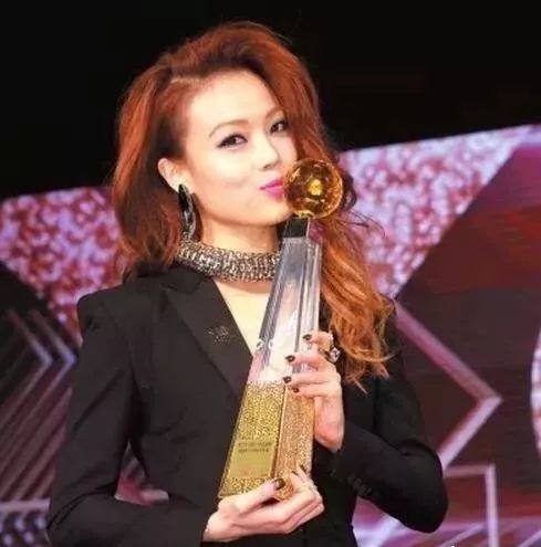 从挥着翅膀的女孩到实力派歌手,容祖儿在云南