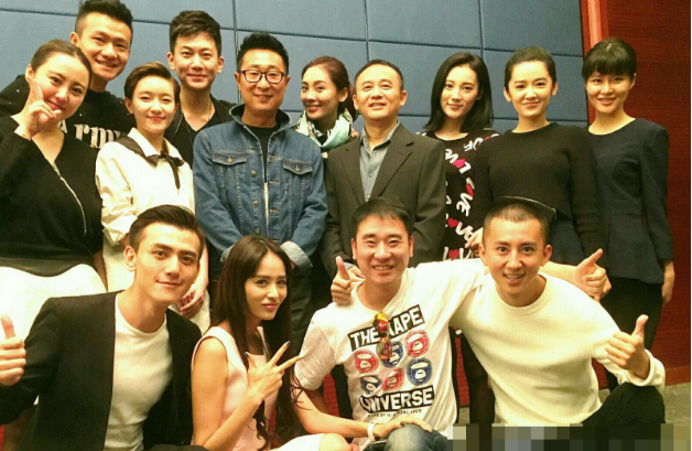 黄宏全家福罕见曝光，25岁女儿颜值超高