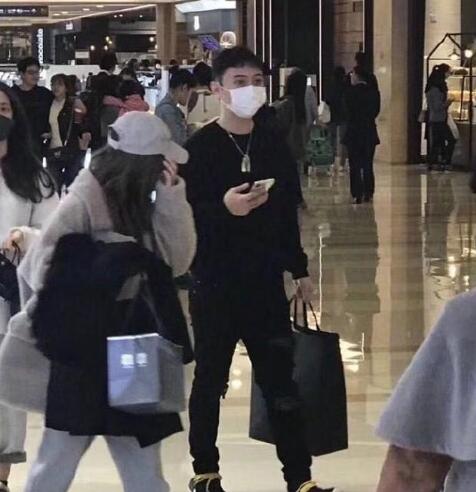 王思聪和新网红吃饭,网友:送女友臭豆腐店就又换人了?