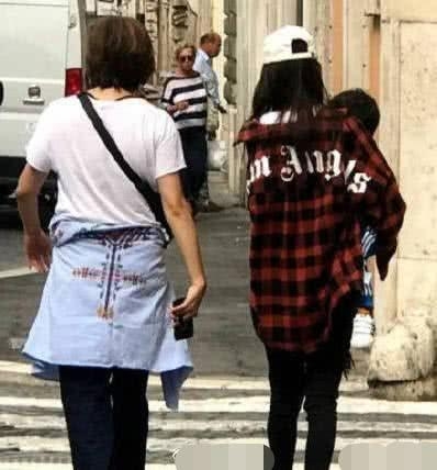 小海绵最新照曝光！三代同堂打篮球，黄晓明跟儿子同框画面超萌