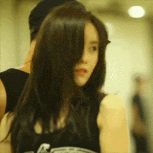 搞笑gif:妹子,可长点心吧,正上课呢,怎么还偷偷吃苹果