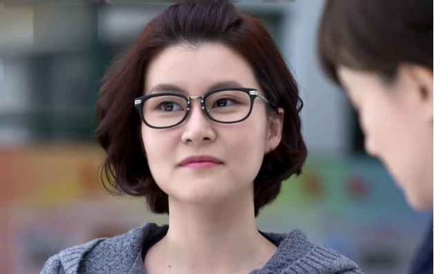 黄宏全家福罕见曝光，25岁女儿颜值超高