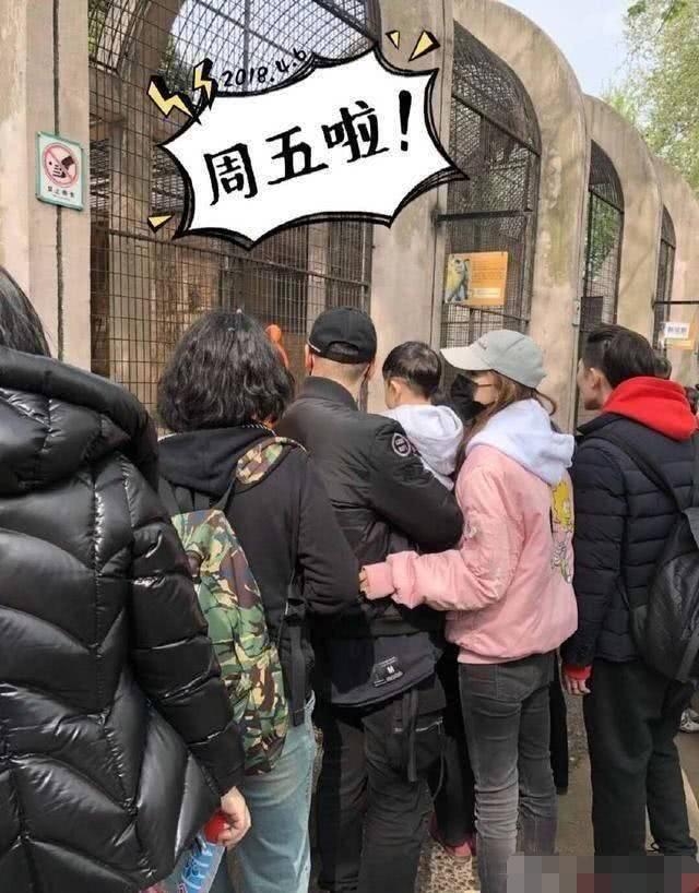 小海绵最新照曝光！三代同堂打篮球，黄晓明跟儿子同框画面超萌