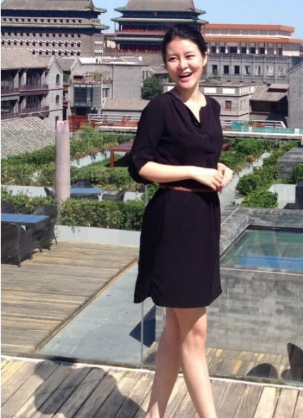 黄宏全家福罕见曝光，25岁女儿颜值超高