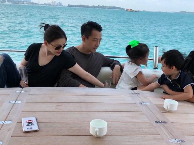 大S晒素颜照称与汪小菲约会充满罪恶感，赶紧吃完冲回家抱孩子