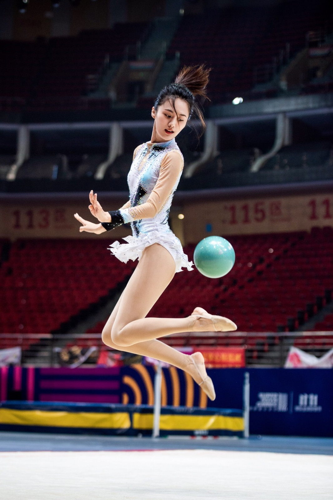 安悦溪艺术体操惊艳星运会化身跃动精灵无畏挑战
