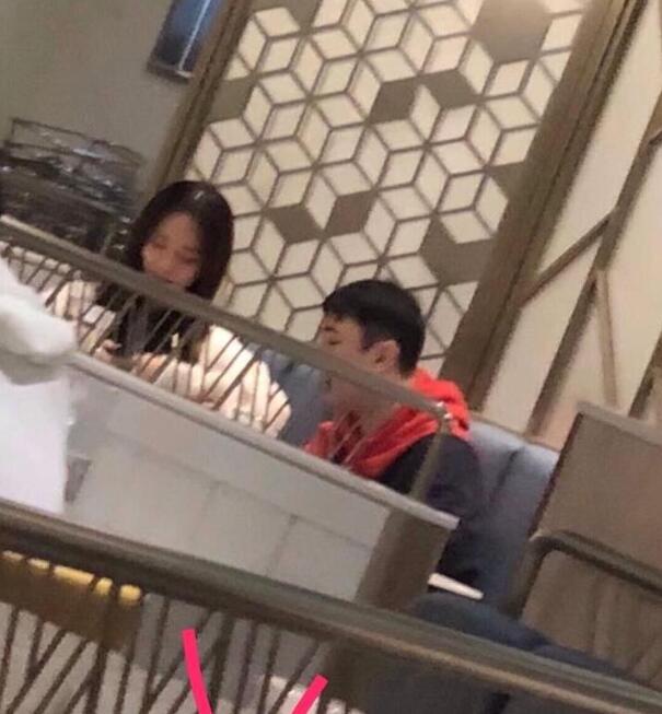 王思聪和新网红吃饭,网友:送女友臭豆腐店就又换人了?