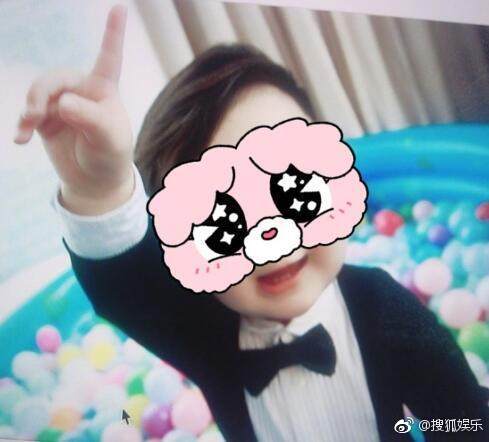 黄晓明和儿子打篮球,小海绵的头发吸引了所有人的注意!