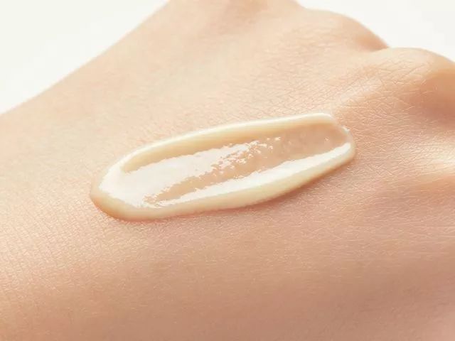 小编妈妈亲测：每天涂一涂，干裂的脚后跟全好了