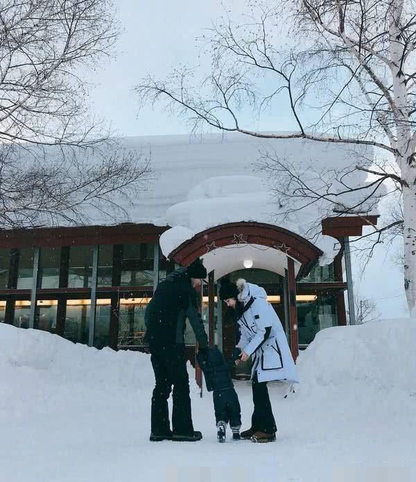 小海绵最新照曝光！三代同堂打篮球，黄晓明跟儿子同框画面超萌