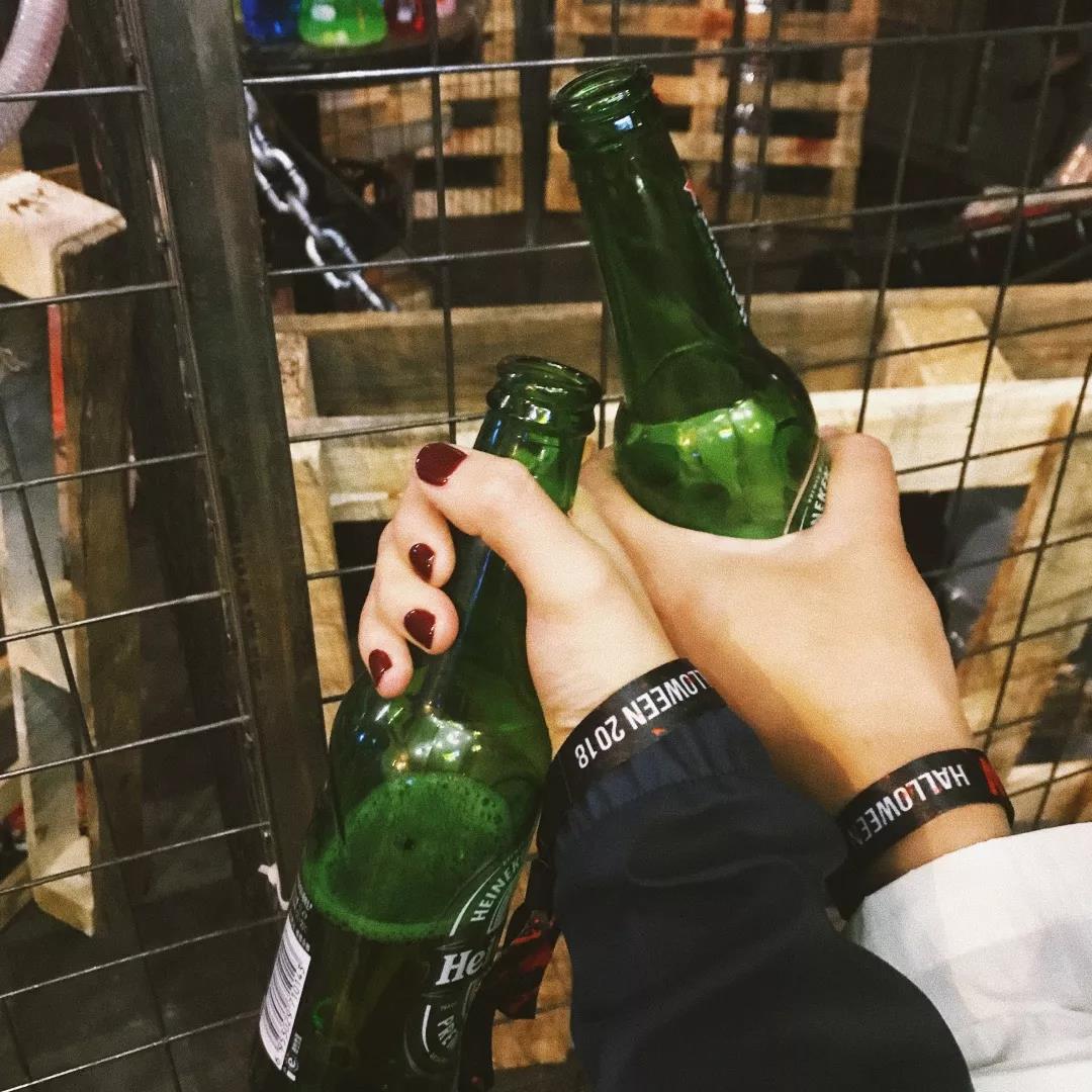 菜市男孩的第一个夜晚，夜店女孩的第一个清晨