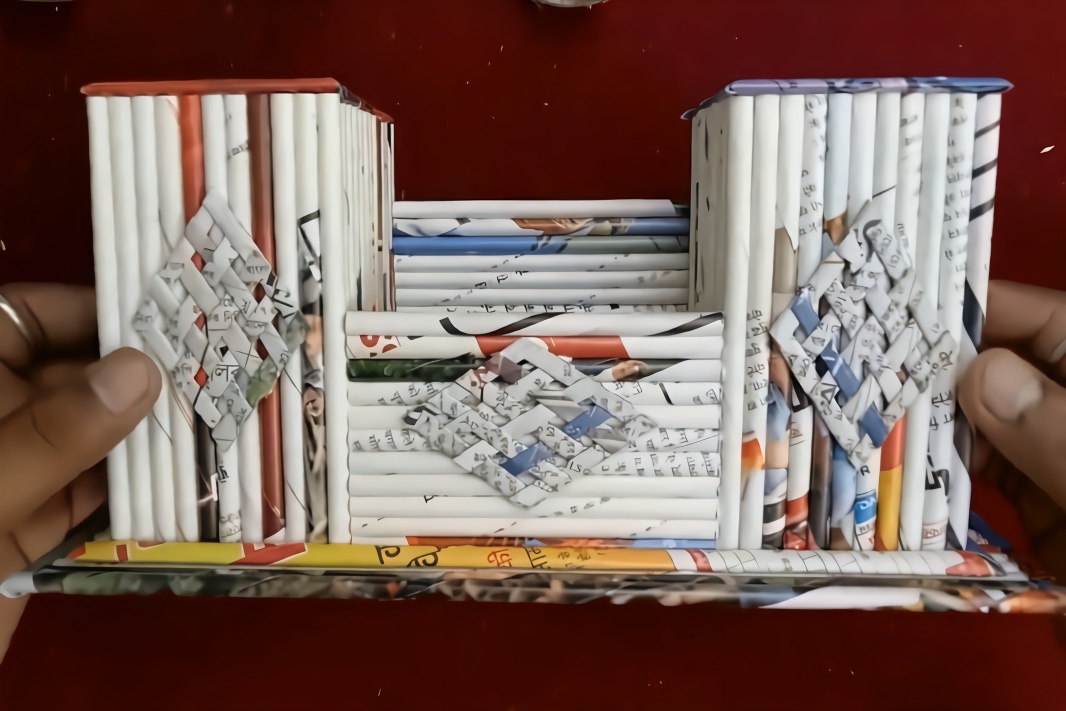 教你用旧书纸做一个纸编笔架盒，折纸教程！
