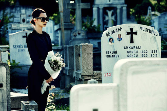 戚薇烫了个发像换头,手机壳却意外抢镜