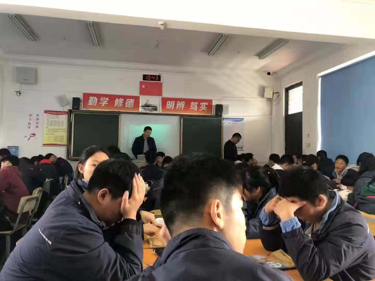 “排排坐”变“团团坐” 江苏一中学改革20天又叫停