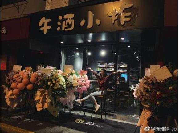 王思聪和新网红吃饭,网友:送女友臭豆腐店就又换人了?