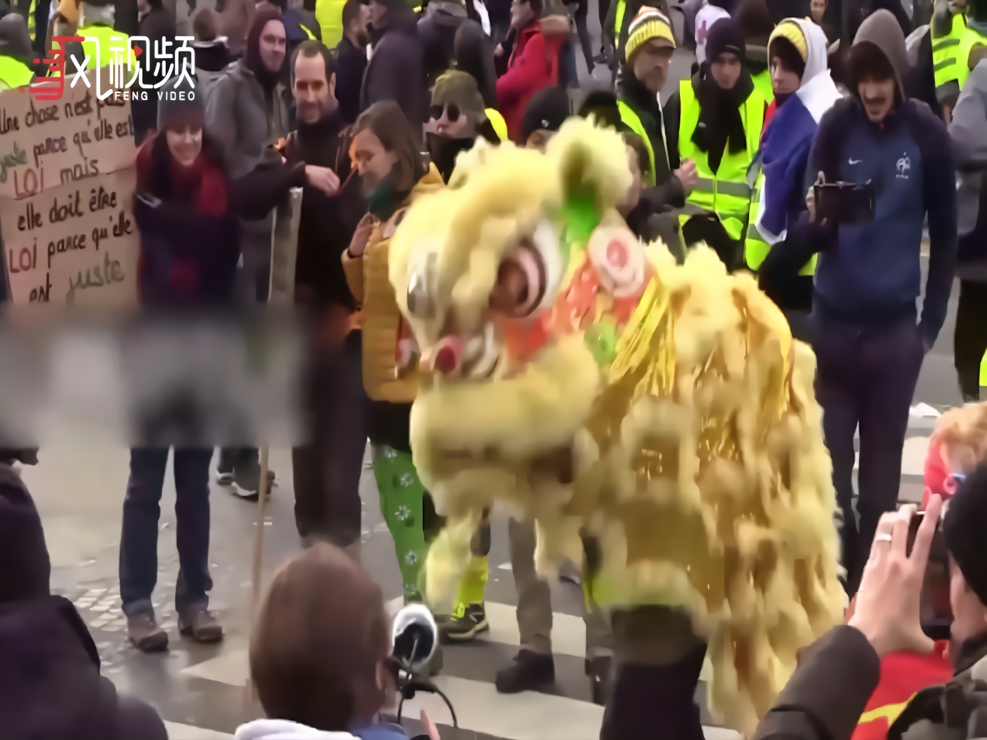 法国黄背心示威人群中的中国舞狮
