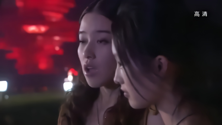 美女救起v美女美女,却遭美女转头,数落一看岸上,小伙瞬间懵了半脱鞋小伙图片