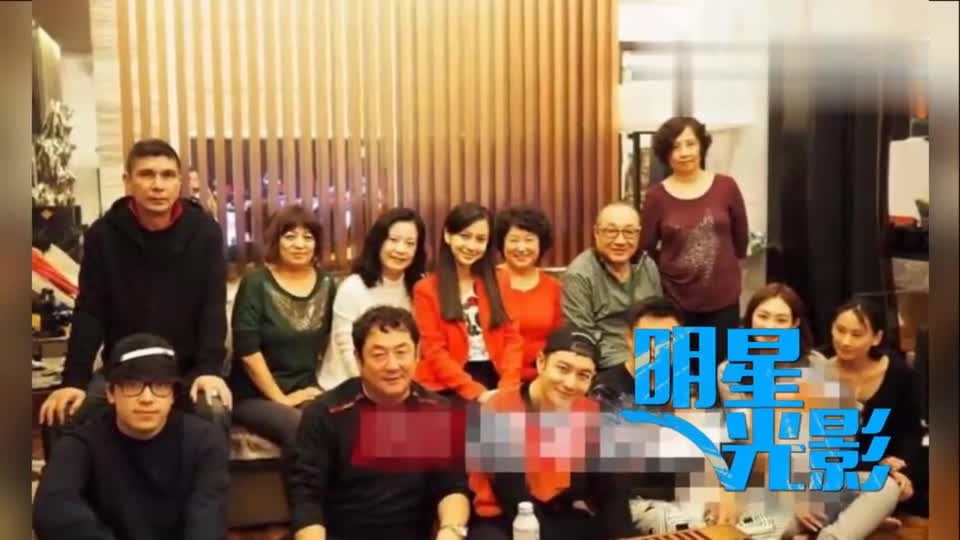 黄晓明baby与闺蜜聚会自拍 baby肤白气色好