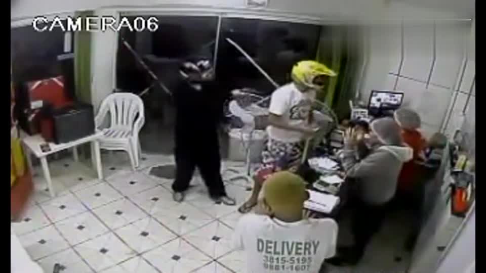 巴西劫匪持枪抢劫被警察打成马蜂窝