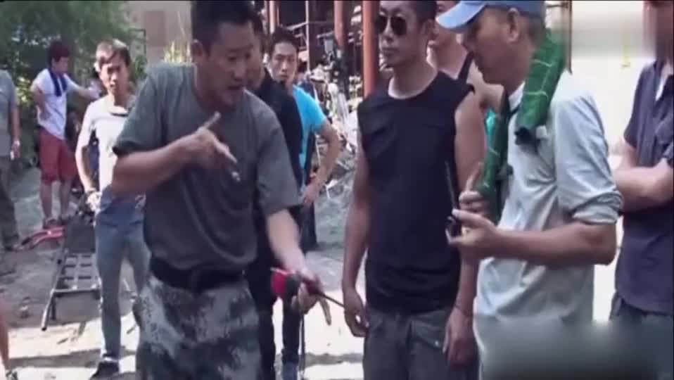 《战狼2》张翰一出场就拿枪指着吴京 场面燃炸