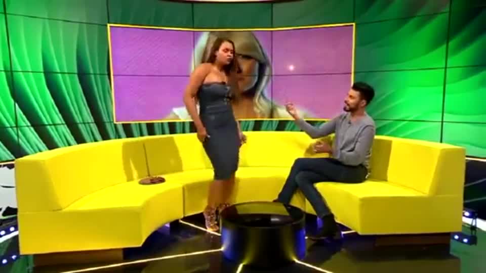 外国女主播不小心崩开裙子 观众瞬间兴奋