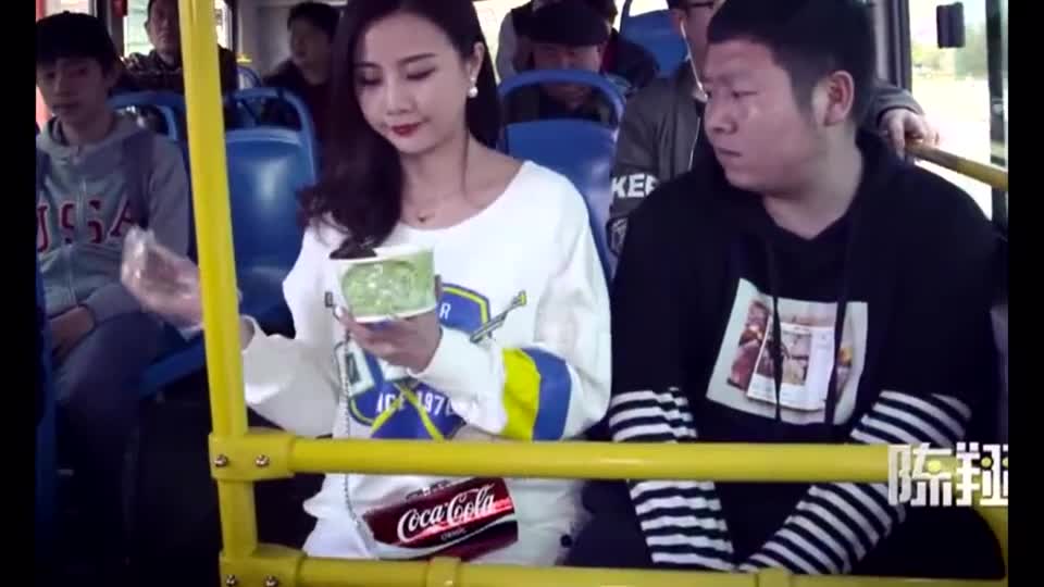 陈翔六点半:球球公交车上险遭陈翔套路