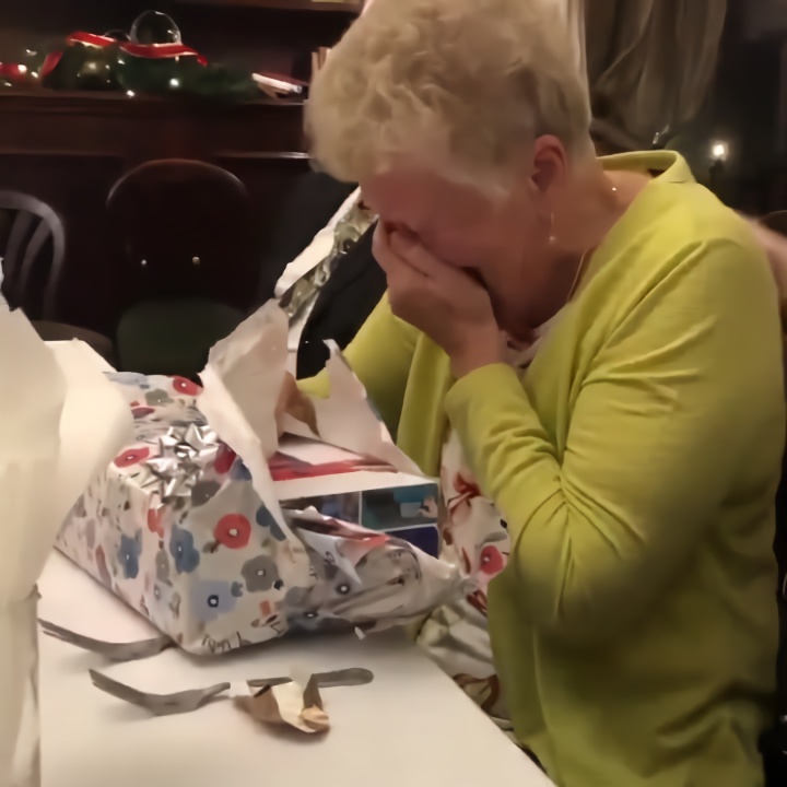 80岁奶奶爱玩马里奥 生日收到Switch喜极而泣